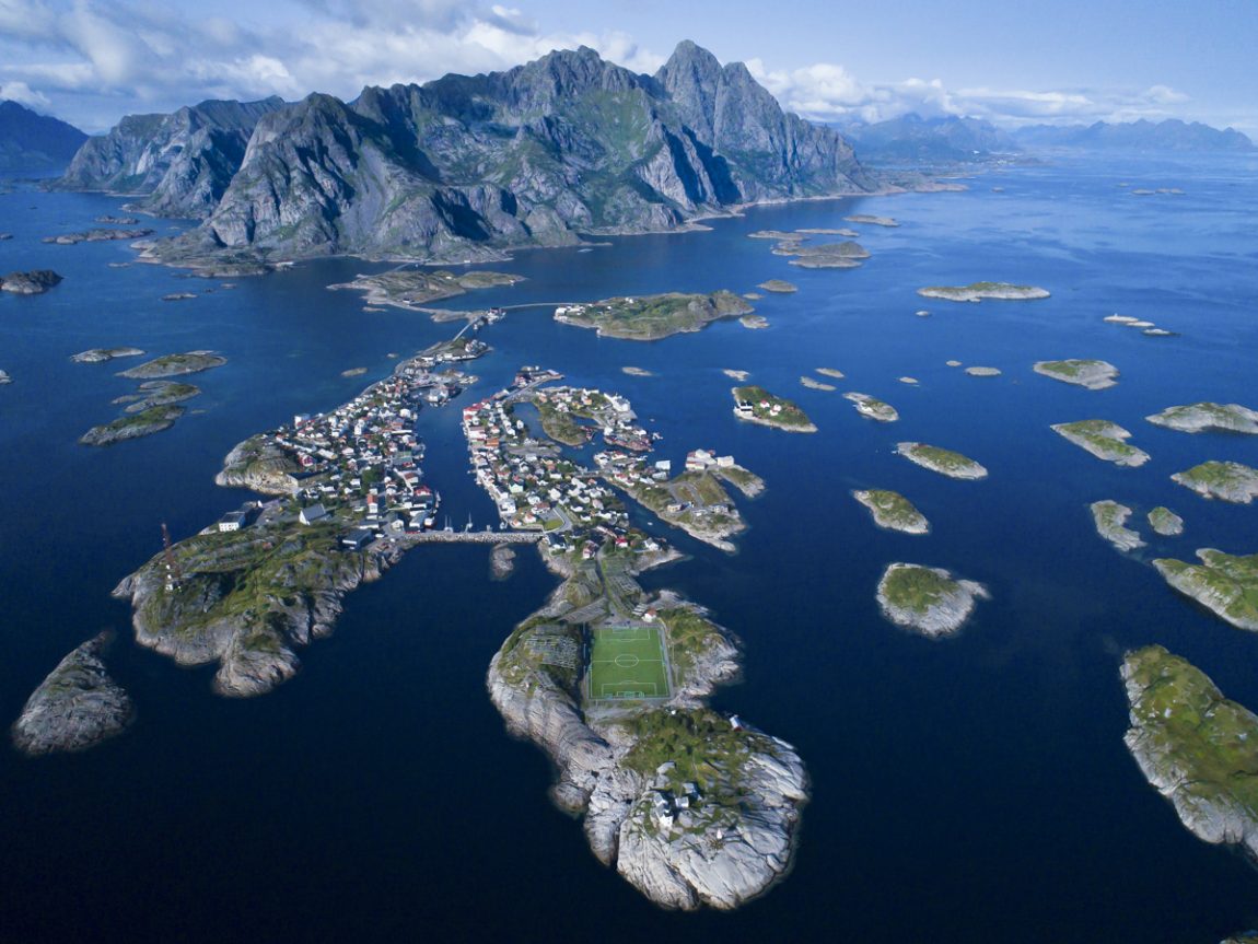 Das Henningsvaer Fussball Stadion Auf Den Lofoten. Der Schönste ...